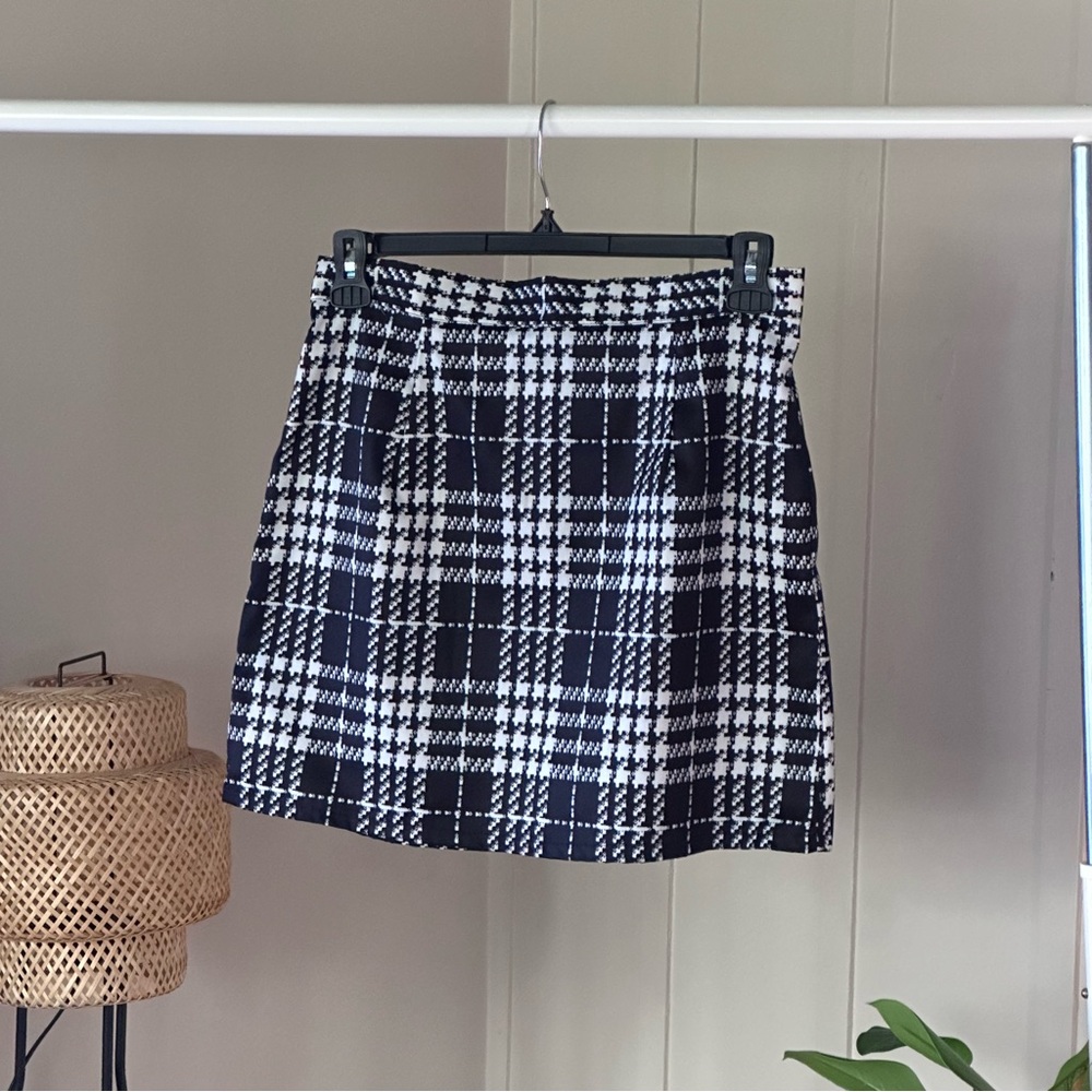 Classic Black & White Plaid Mini Skirt (size L)